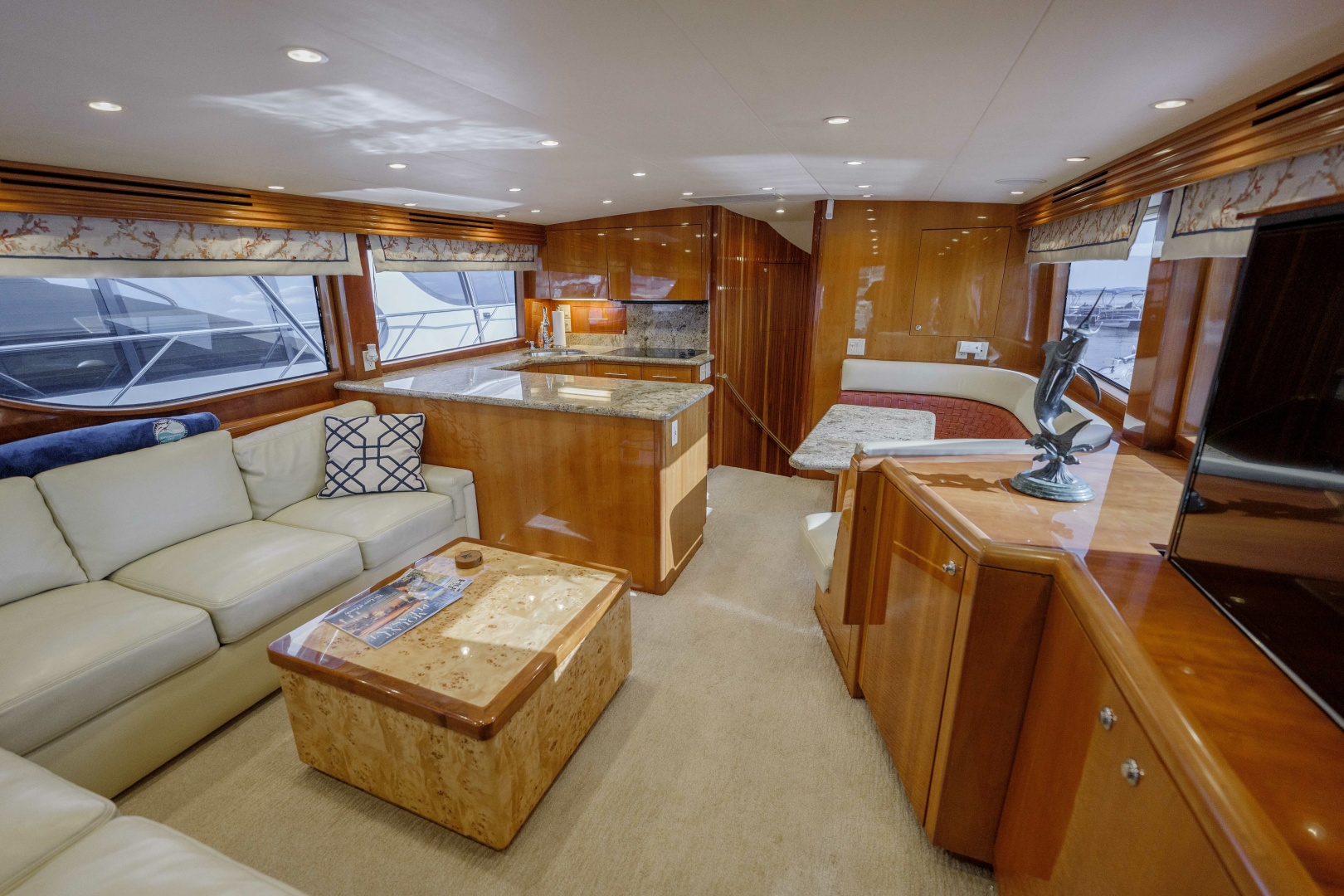 Hatteras-60 Convertible 2002-Reel Hook Up Charleston-South Carolina-United States-Hatteras 60 Reel HookUp  Interior Salon-6109229 | Thumbnail