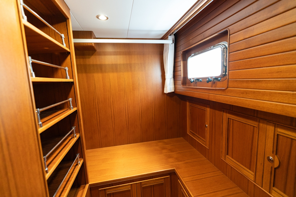 Marlow-Explorer 62E 2022-ANOTHER BUBBLE Punta Gorda-Florida-United States-MSR Walk In Closet-6110789