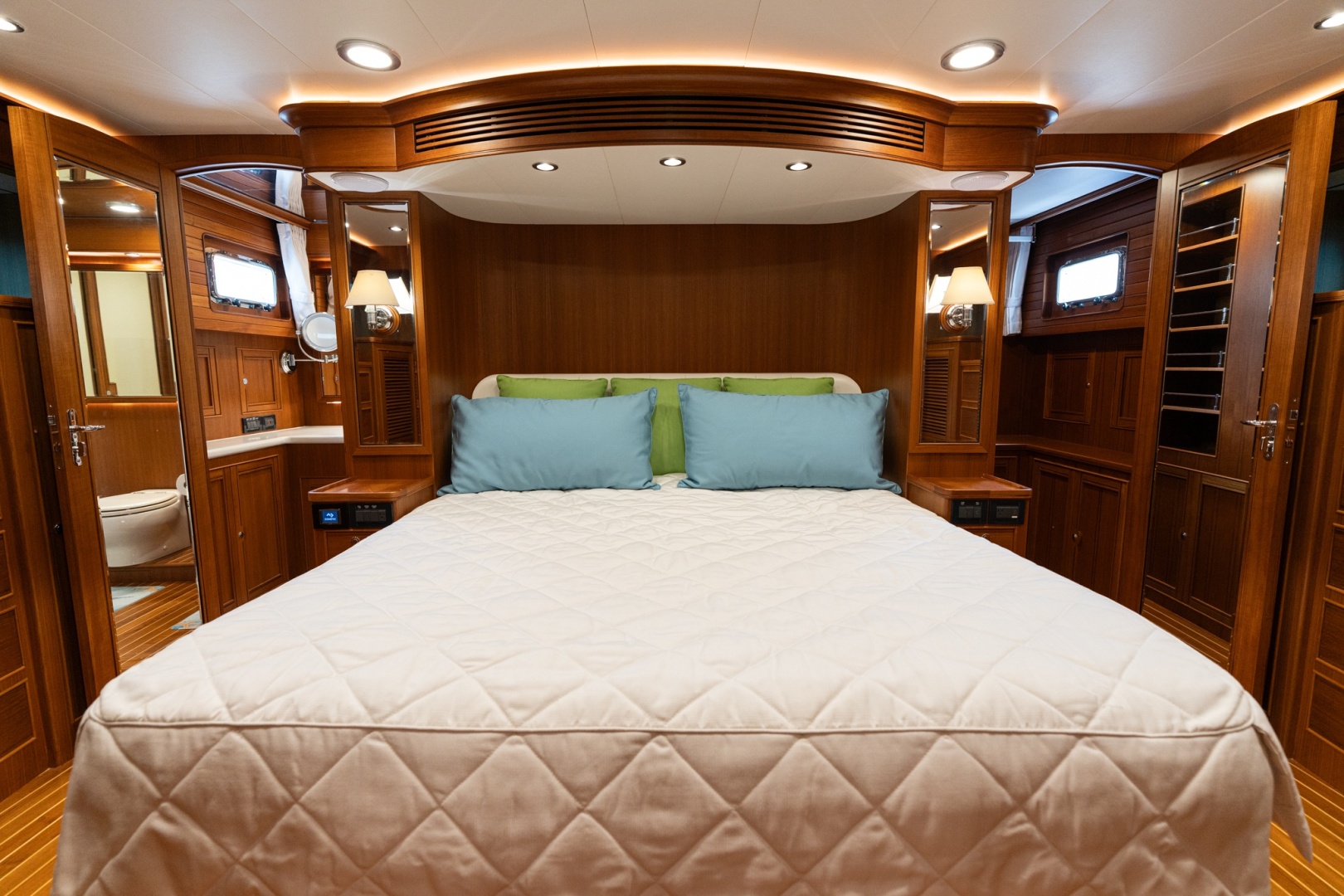 Marlow-Explorer 62E 2022-ANOTHER BUBBLE Punta Gorda-Florida-United States-Master Stateroom Facing Aft-6110786 | Thumbnail