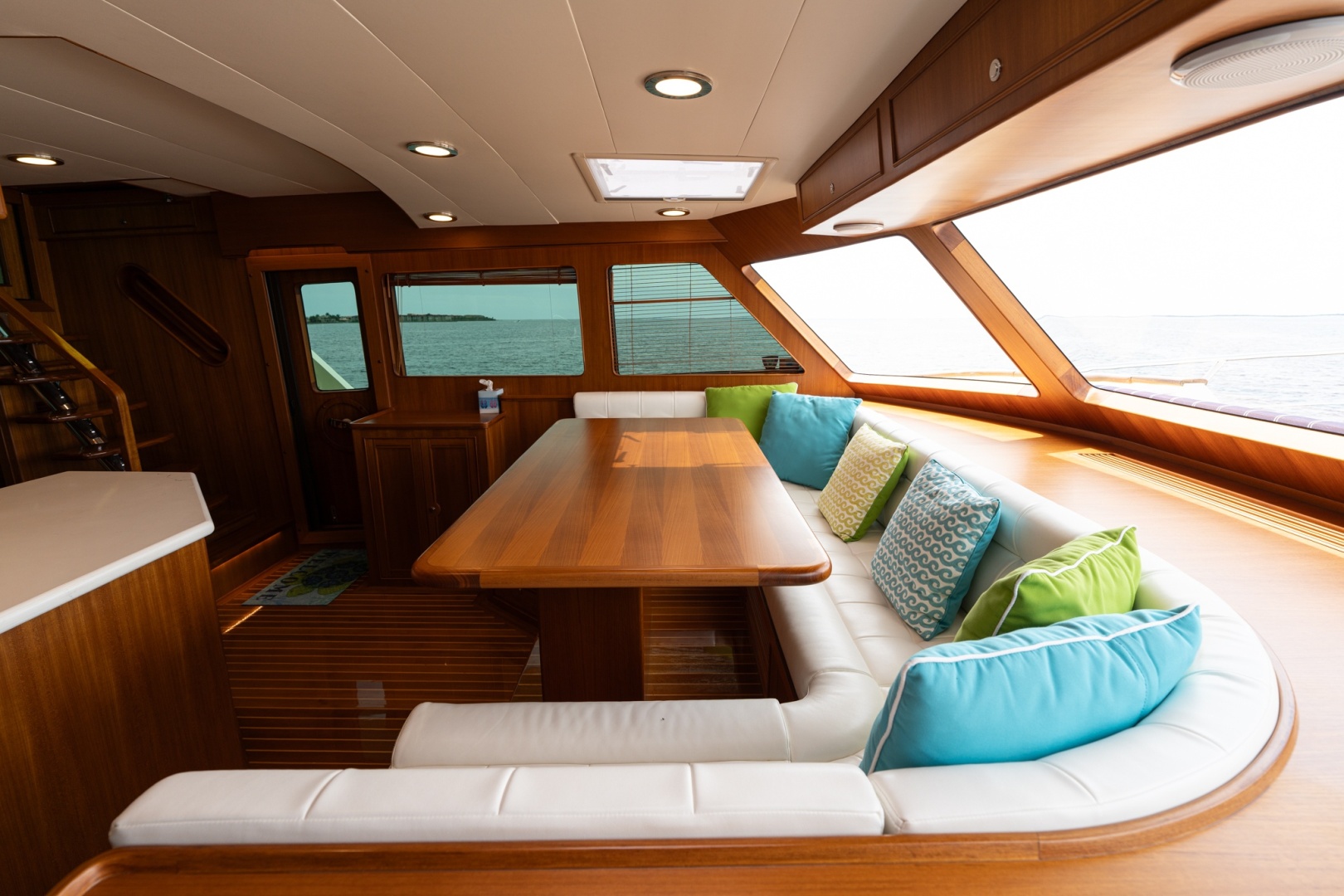 Marlow-Explorer 62E 2022-ANOTHER BUBBLE Punta Gorda-Florida-United States-Dinette Facing Port-6110774 | Thumbnail
