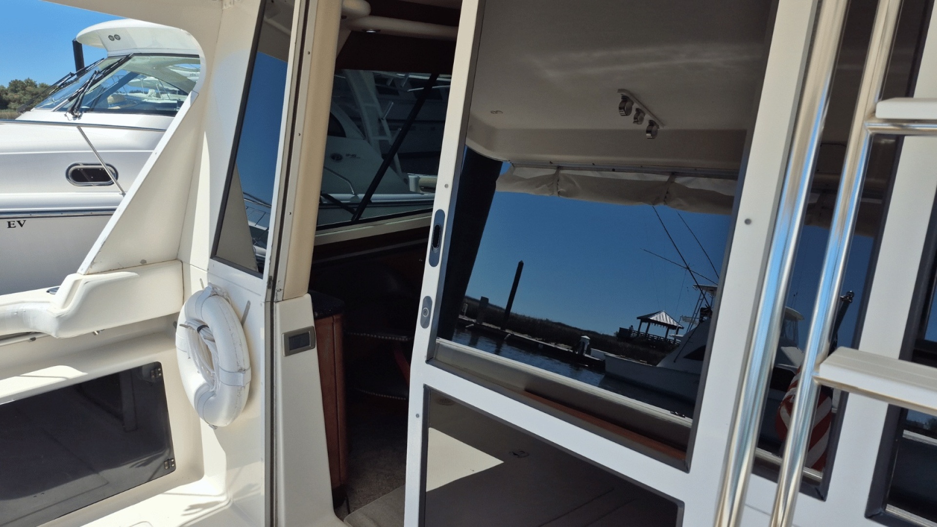 Meridian-490 Pilot House 2008-Dancyn Southport-North Carolina-United States-Salon Entrance-6112982 | Thumbnail