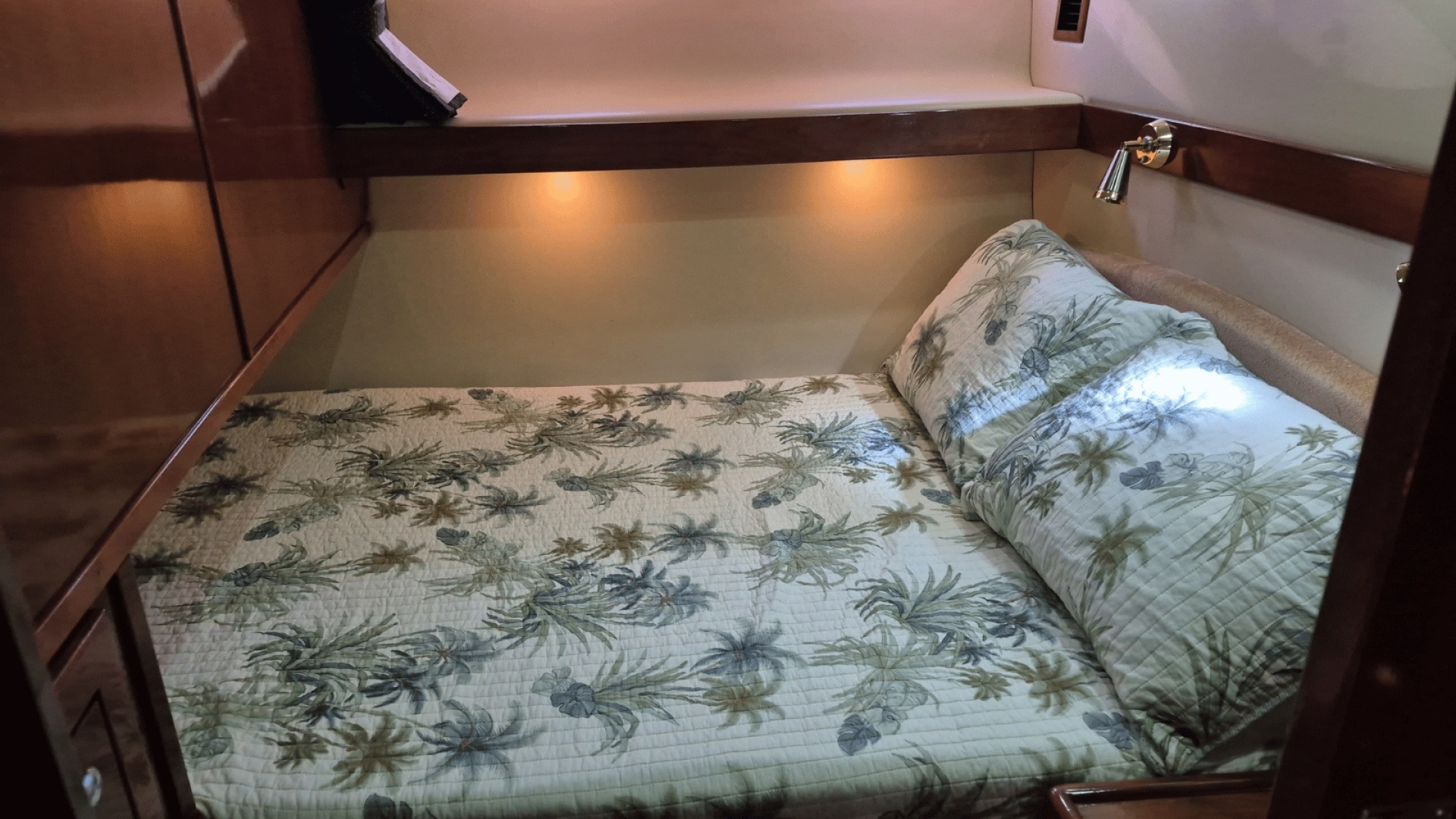 Meridian-490 Pilot House 2008-Dancyn Southport-North Carolina-United States-Guest Berth-6112992 | Thumbnail