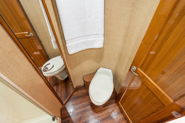 Viking-Enclosed Flybridge 2007-SALT THERAPY NEWPORT -Rhode Island-United States-Guest Head Starboard-6115576