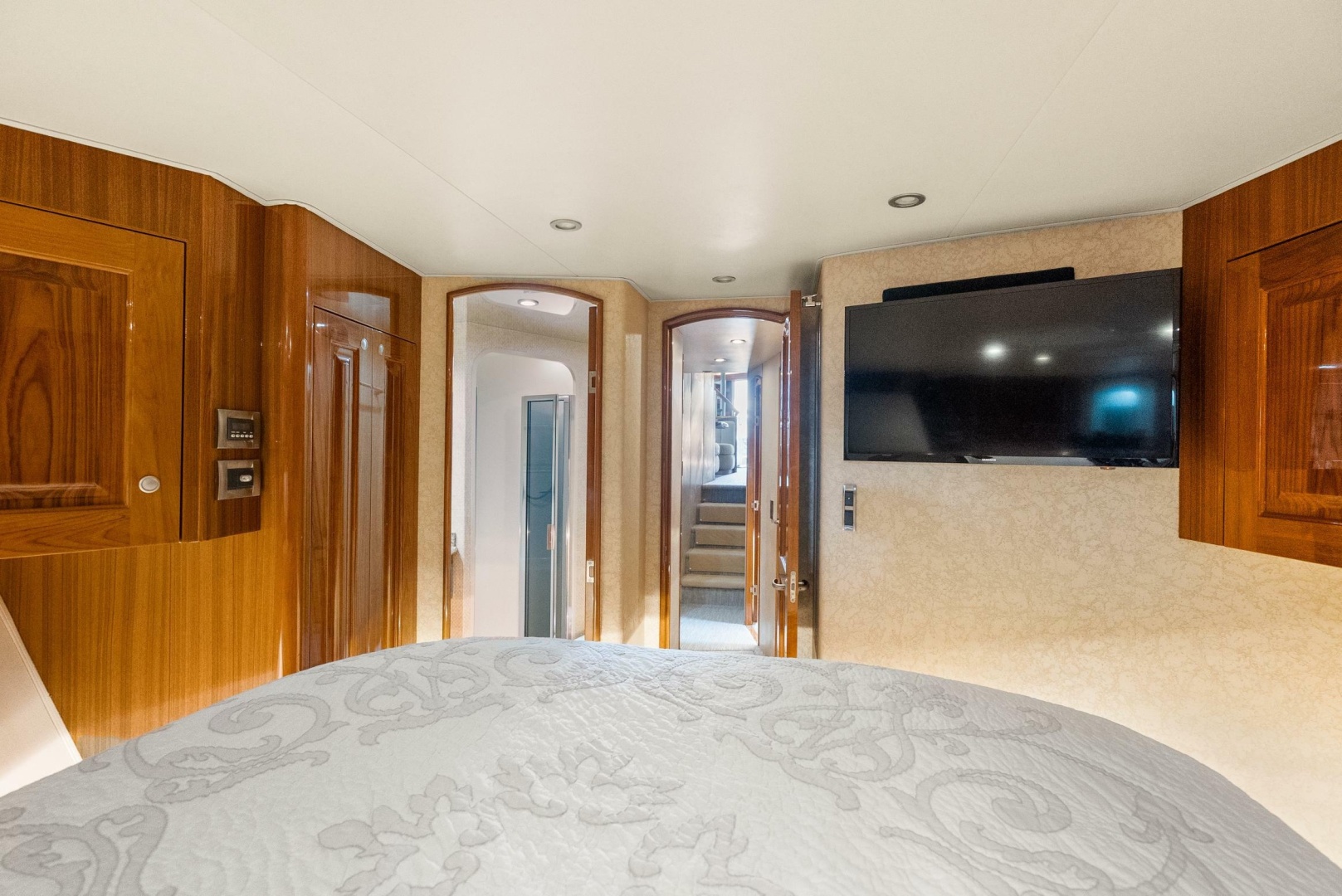 Viking-Enclosed Flybridge 2007-SALT THERAPY NEWPORT -Rhode Island-United States-Forward VIP Stateroom-6115568 | Thumbnail