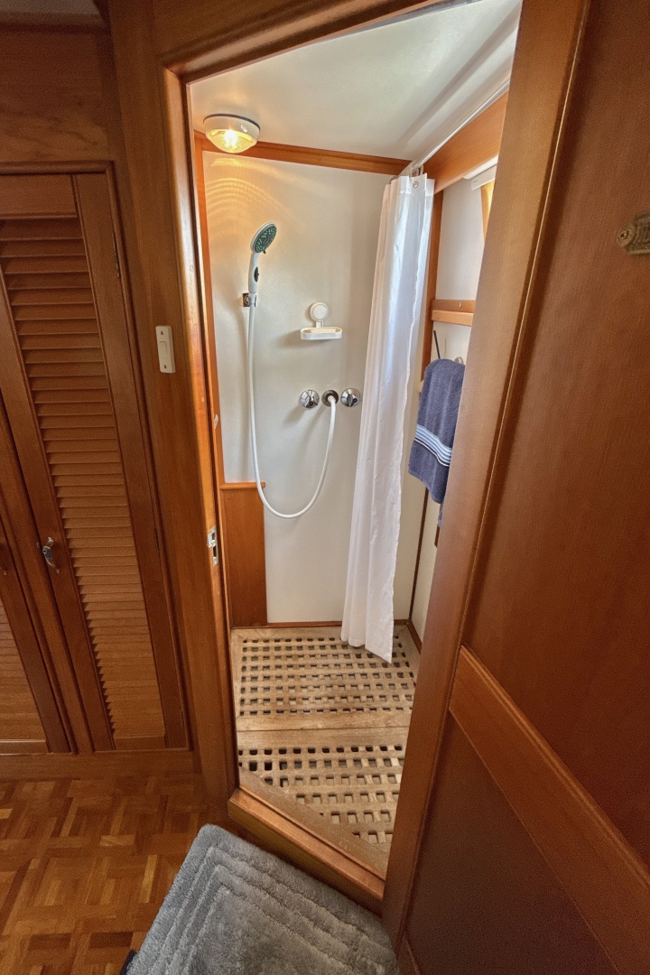 Grand Banks-Classic 1997-TUMBLEWEED Chesapeake-Virginia-United States-Aft Shower-6124254 | Thumbnail
