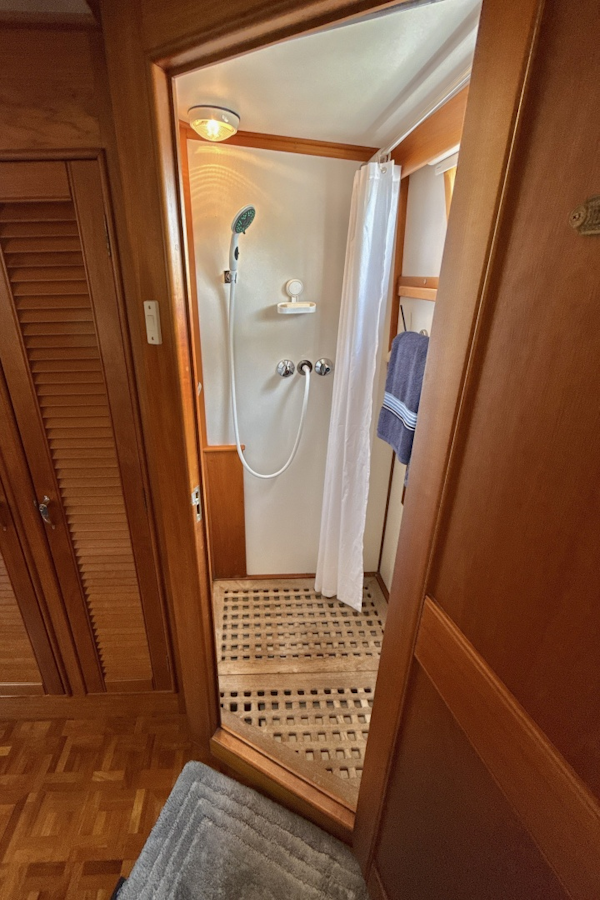 Grand Banks-Classic 1997-TUMBLEWEED Chesapeake-Virginia-United States-Aft Shower-6124254