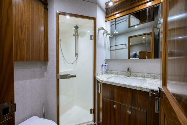 Viking-80 Convertible 2019-LAMPLIGHTER North Palm Beach-Florida-United States-Viking 80  LAMPLIGHTER  Forward Starboard Guest Head-6141800