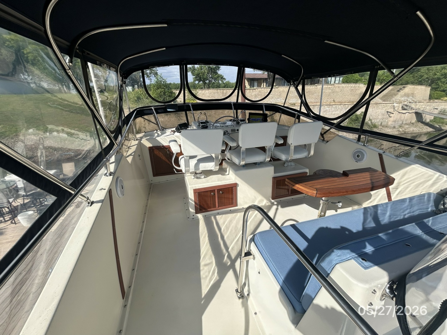 Hatteras-LRC 1981-RoBoat East Dubuque-Illinois-United States-42 Hatteras flybridge forward-6248061 | Thumbnail