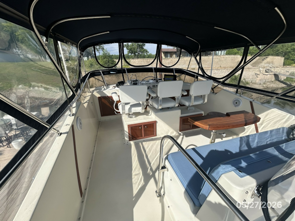 Hatteras-LRC 1981-RoBoat East Dubuque-Illinois-United States-42 Hatteras flybridge forward-6248061