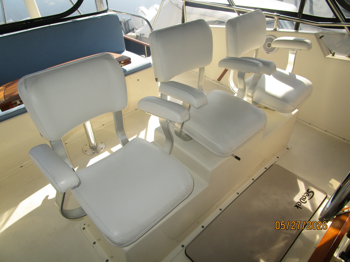 Hatteras-LRC 1981-RoBoat East Dubuque-Illinois-United States-42 Hatteras flybridge helmseats-6248064 | Thumbnail
