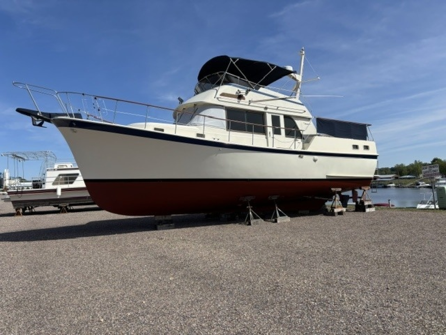 Hatteras-LRC 1981-RoBoat East Dubuque-Illinois-United States-42 Hatteras hauled out1-6248082 | Thumbnail