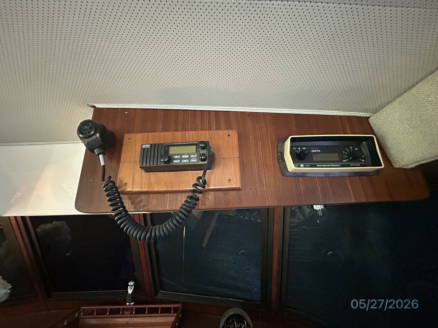 Hatteras-LRC 1981-RoBoat East Dubuque-Illinois-United States-42 Hatteras lower helm overhead electronics-6248088 | Thumbnail