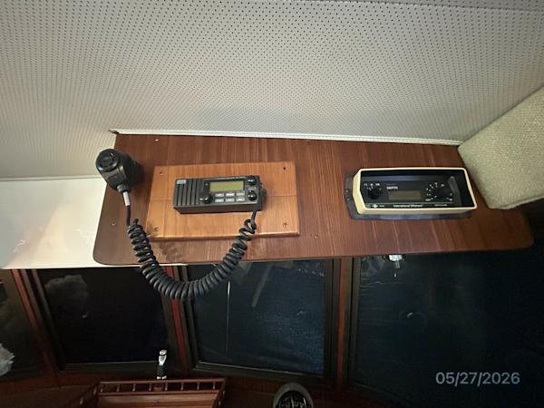 Hatteras-LRC 1981-RoBoat East Dubuque-Illinois-United States-42 Hatteras lower helm overhead electronics-6248088