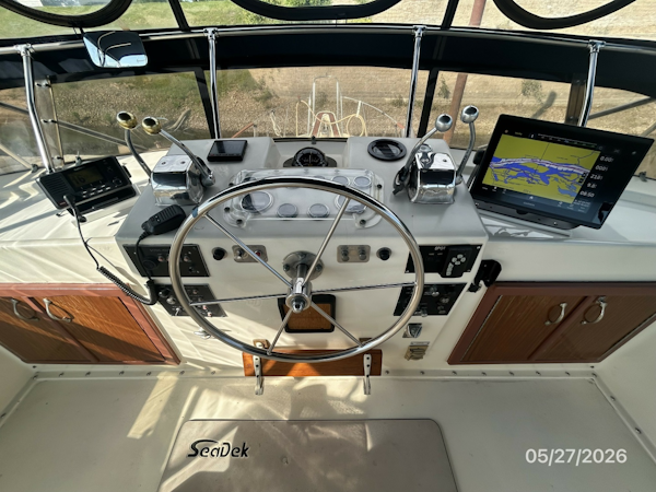Hatteras-LRC 1981-RoBoat East Dubuque-Illinois-United States-42 Hatteras flybridge helm2-6248063
