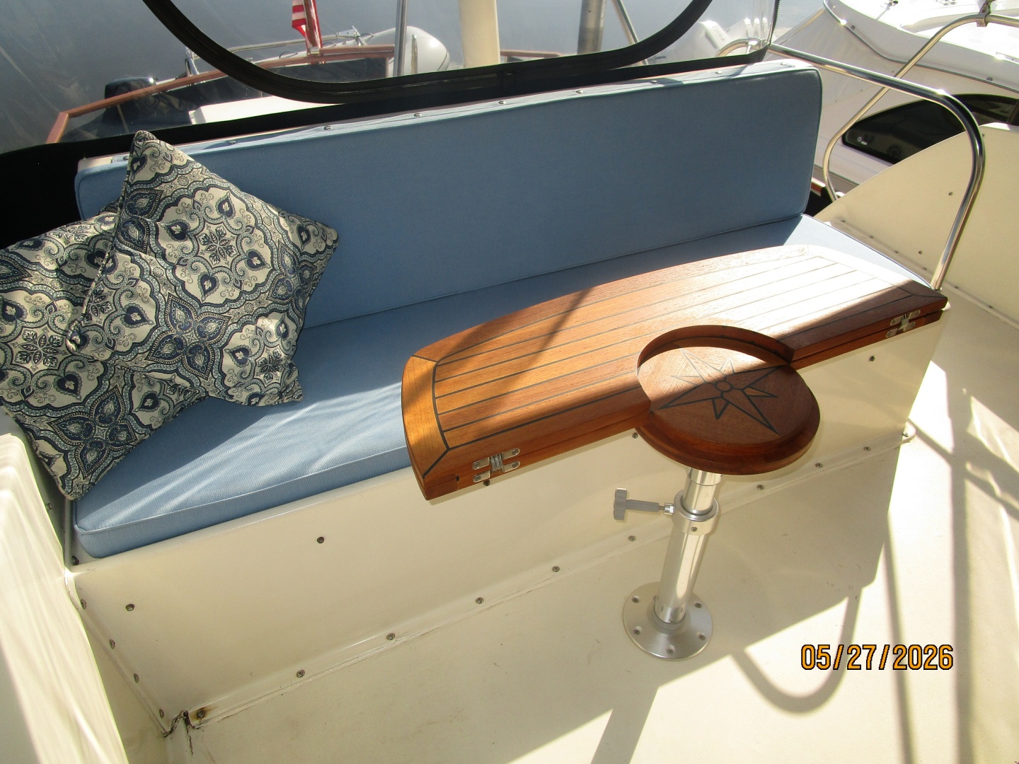 Hatteras-LRC 1981-RoBoat East Dubuque-Illinois-United States-42 Hatteras flybridge aft seating2-6248060 | Thumbnail