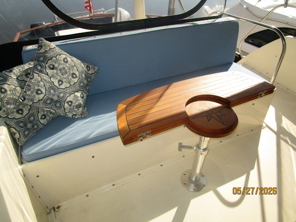 Hatteras-LRC 1981-RoBoat East Dubuque-Illinois-United States-42 Hatteras flybridge aft seating2-6248060