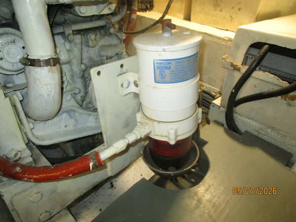 Hatteras-LRC 1981-RoBoat East Dubuque-Illinois-United States-42 Hatteras port Racor fuel filter-6248106