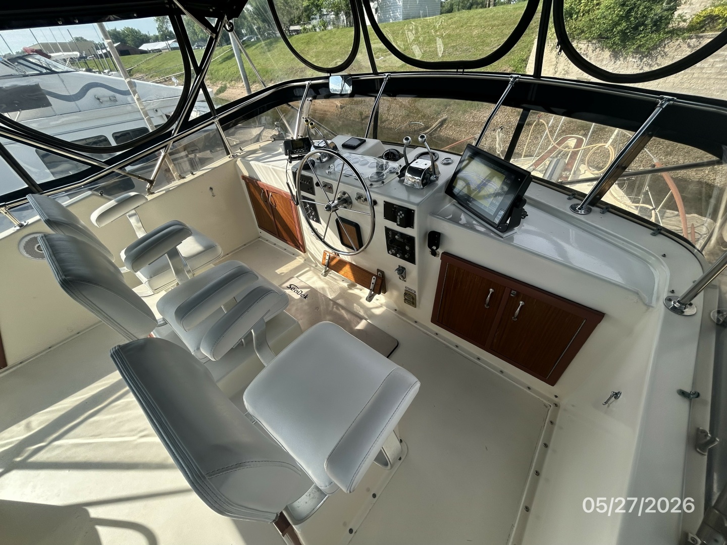 Hatteras-LRC 1981-RoBoat East Dubuque-Illinois-United States-42 Hatteras flybridge helm1-6248062 | Thumbnail