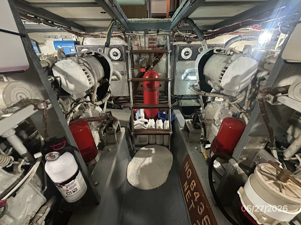Hatteras-LRC 1981-RoBoat East Dubuque-Illinois-United States-42 Hatteras engine room forward-6248055