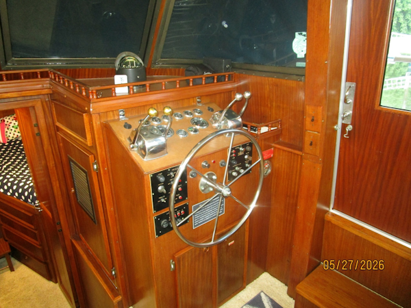 Hatteras-LRC 1981-RoBoat East Dubuque-Illinois-United States-42 Hatteras lower helm2-6248087