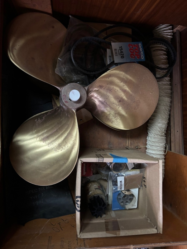 Hatteras-LRC 1981-RoBoat East Dubuque-Illinois-United States-42 Hatteras spare propellers-6248118