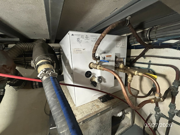Hatteras-LRC 1981-RoBoat East Dubuque-Illinois-United States-42 Hatteras water heater-6248135