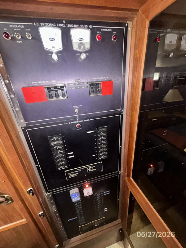 Hatteras-LRC 1981-RoBoat East Dubuque-Illinois-United States-42 Hatteras salon electrical panel-6248052