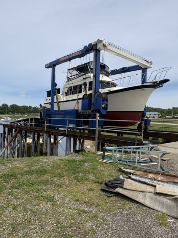 Hatteras-LRC 1981-RoBoat East Dubuque-Illinois-United States-42 Hatteras hauled out2-6248083