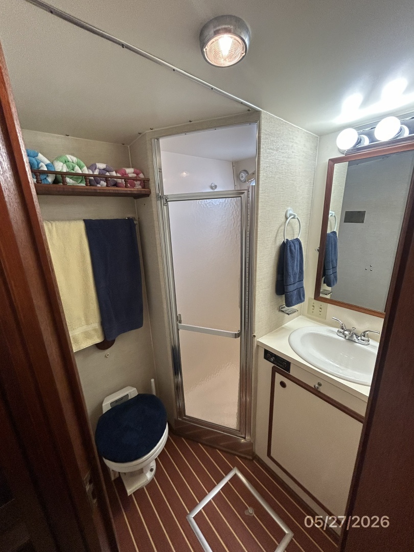 Hatteras-LRC 1981-RoBoat East Dubuque-Illinois-United States-42 Hatteras guest stateroom head-6248075 | Thumbnail