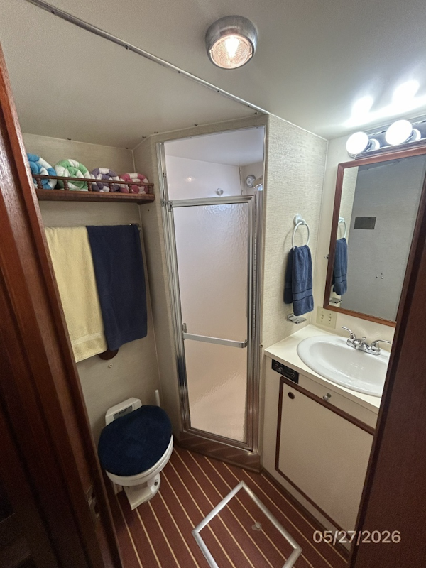 Hatteras-LRC 1981-RoBoat East Dubuque-Illinois-United States-42 Hatteras guest stateroom head-6248075