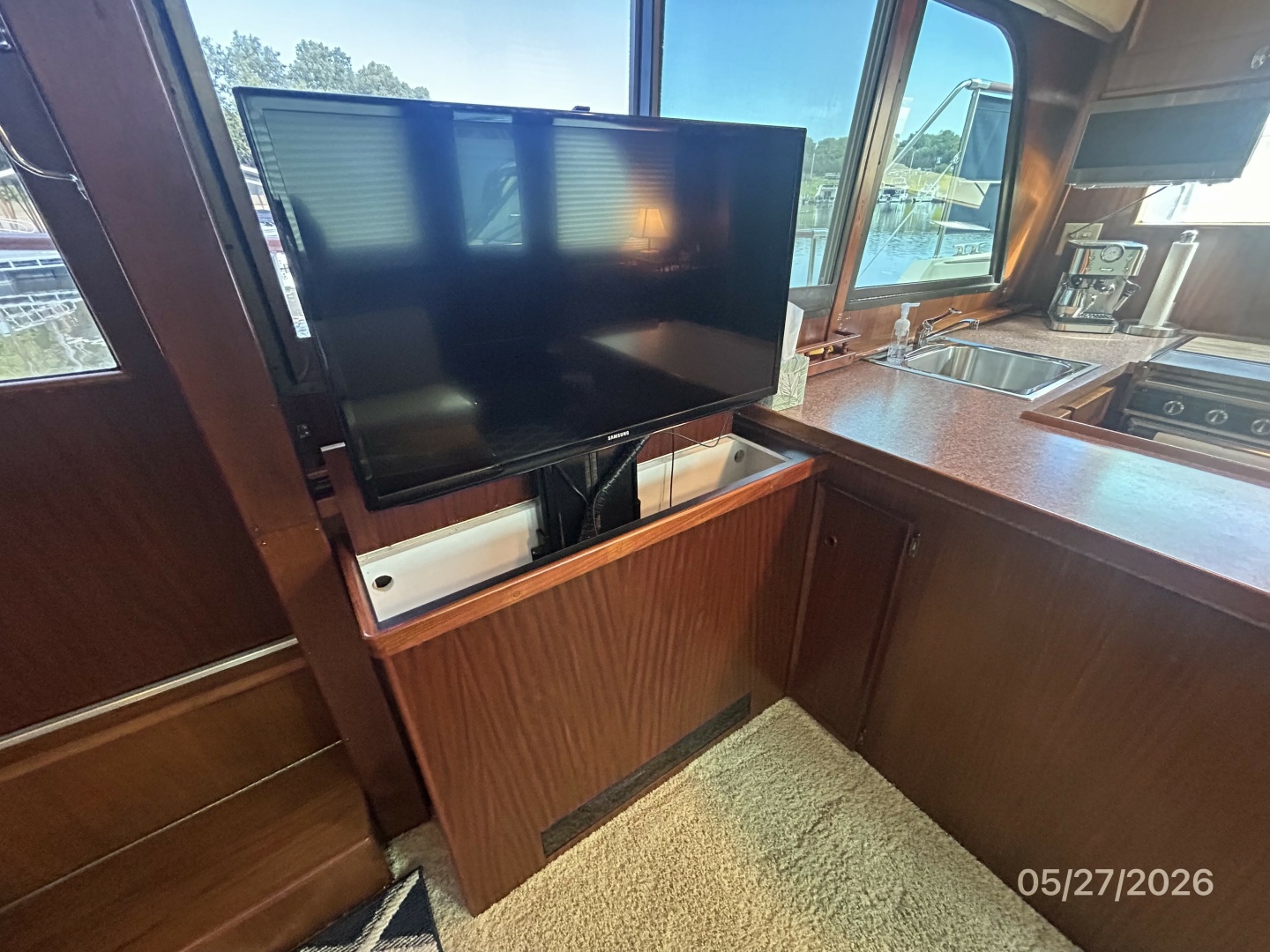 Hatteras-LRC 1981-RoBoat East Dubuque-Illinois-United States-42 Hatteras salon TV lift2-6248117 | Thumbnail
