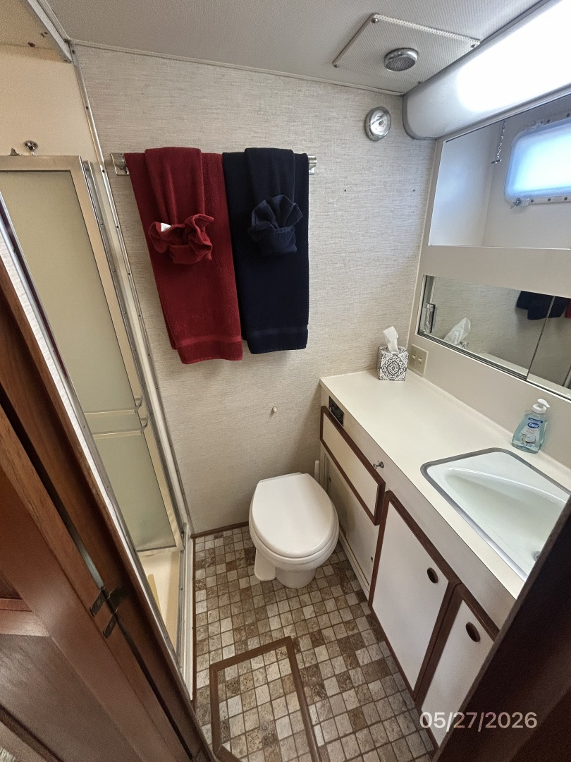 Hatteras-LRC 1981-RoBoat East Dubuque-Illinois-United States-42 Hatteras master stateroom head-6248095 | Thumbnail