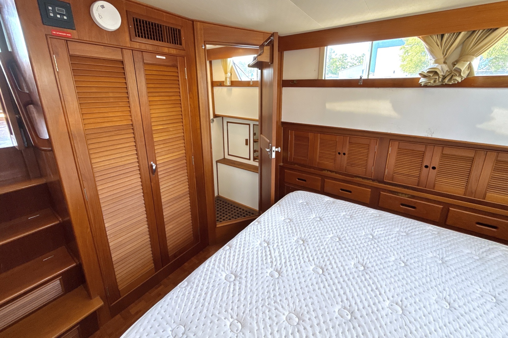 Grand Banks-46 Classic 1990-GRAND JOUR Chesapeake-Virginia-United States-Aft Stateroom Starboard Stall Shower-6257763 | Thumbnail