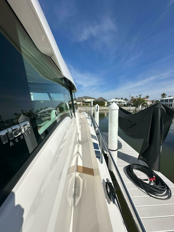 Tiara Yachts-EX 60 2025-Just Fine Sister Bay-Wisconsin-United States-2025 Tiara Yachts 60 EX  Starboard Side Deck-6277639