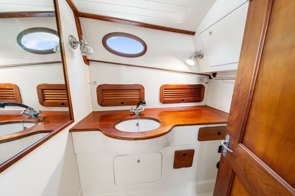 Hinckley-Picnic Boat 36 1998-Saddle Up Sarasota-Florida-United States-1998 36 Hinckley Picnic Boat Stateroom Head-6310465