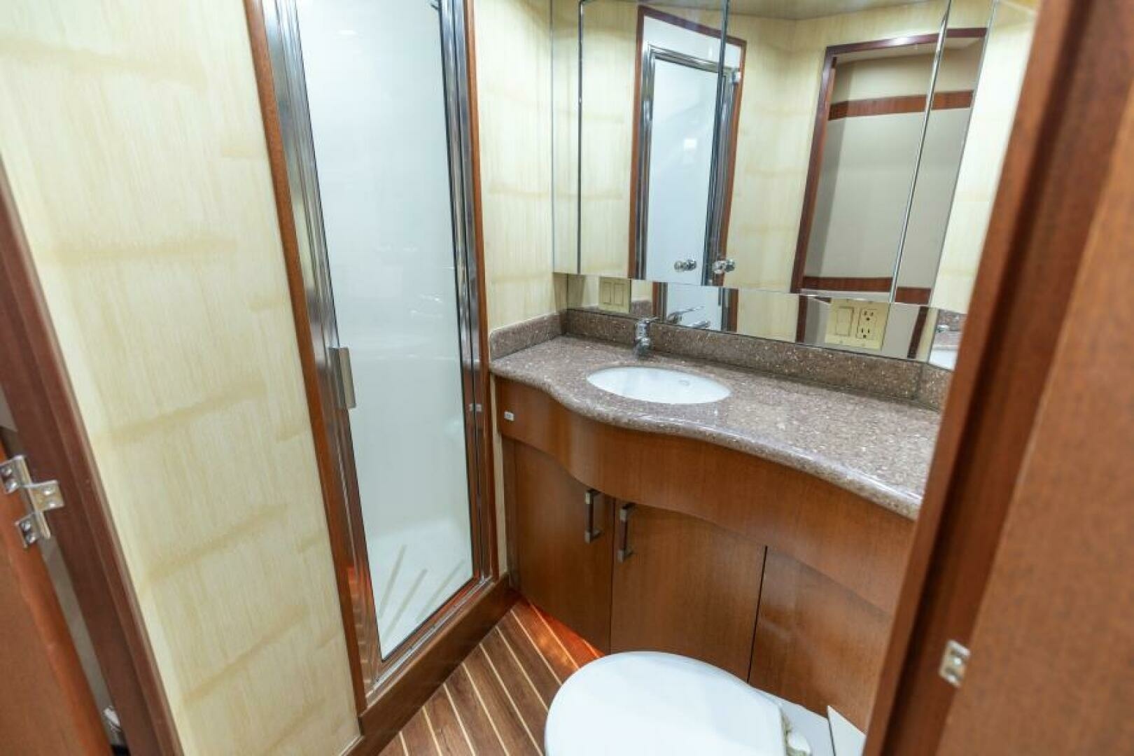 Hatteras-60 Convertible 2008-Fallline Panama City Beach-Florida-United States-2008 Hatteras 60 Convertible  Guest Head-6279745 | Thumbnail