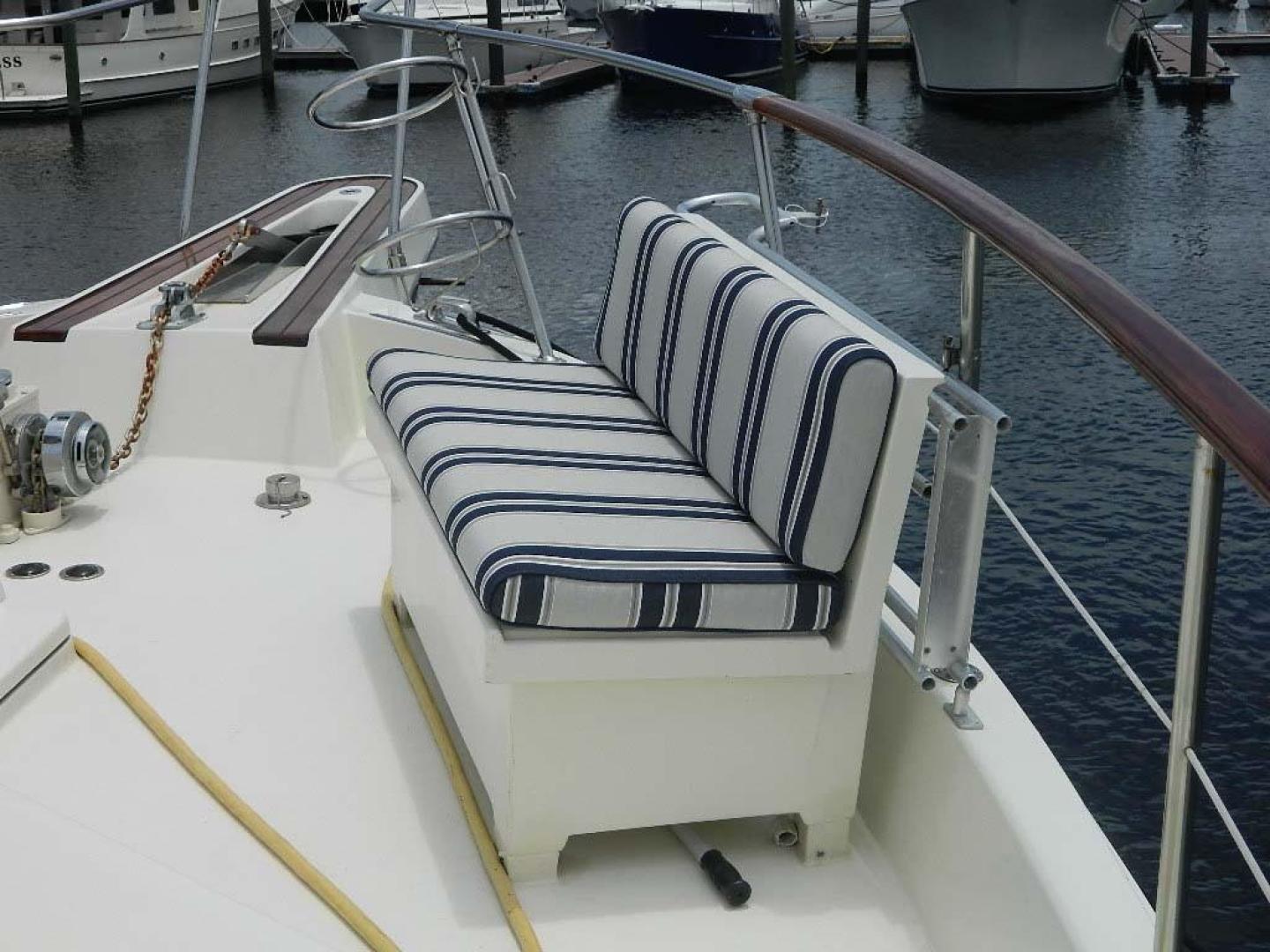 Hatteras-Motor Yacht 1989-Windfall Stuart-Florida-United States-Foredeck Seating Stbd-910365 | Thumbnail