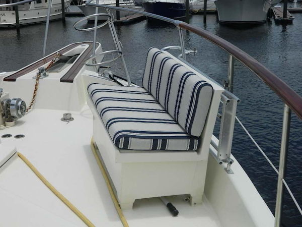 Hatteras-Motor Yacht 1989-Windfall Stuart-Florida-United States-Foredeck Seating Stbd-910365