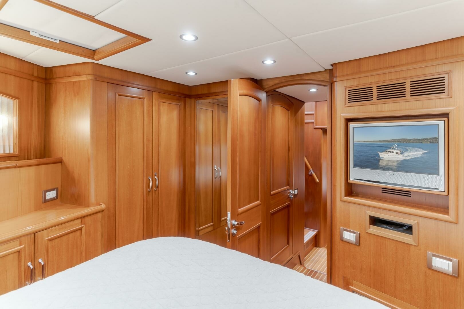 Grand Banks-59 Aleutian RP 2008-TINTAGEL Long Beach-California-United States-2008 Grand Banks 59 Aleutian RP TINTAGEL: Luxurious Master Stateroom Interior-6921118 | Thumbnail