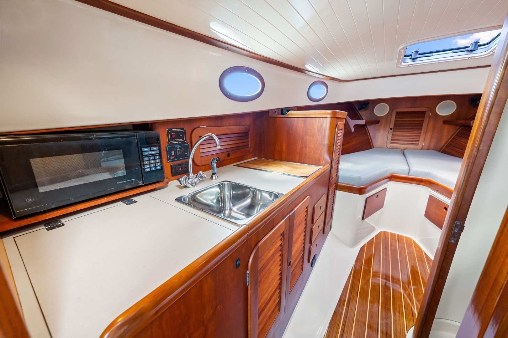 Hinckley-Picnic Boat 36 1998-Saddle Up Sarasota-Florida-United States-1998 36 Hinckley Picnic Boat Galley-6310458 | Thumbnail