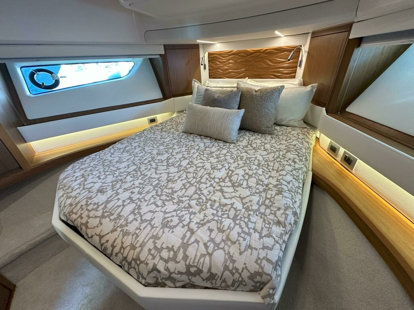 Tiara Yachts-EX 60 2025-Just Fine Sister Bay-Wisconsin-United States 2025 Tiara Yachts 60 EX  VIP Stateroom-6277613 | Thumbnail