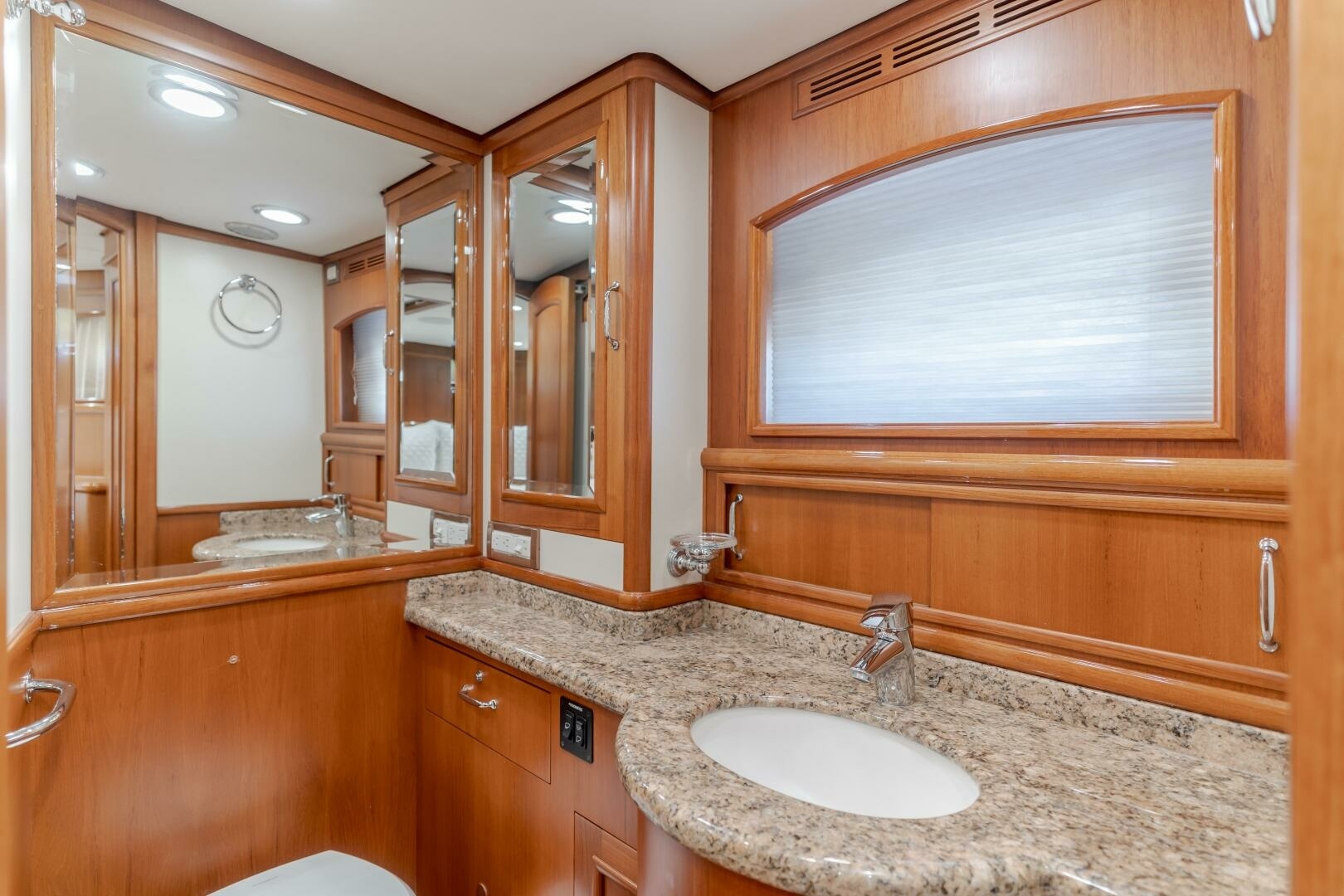 Grand Banks-59 Aleutian RP 2008-TINTAGEL Long Beach-California-United States-2008 Grand Banks 59 Aleutian RP TINTAGEL: Luxurious Ensuite Bathroom-6921119 | Thumbnail