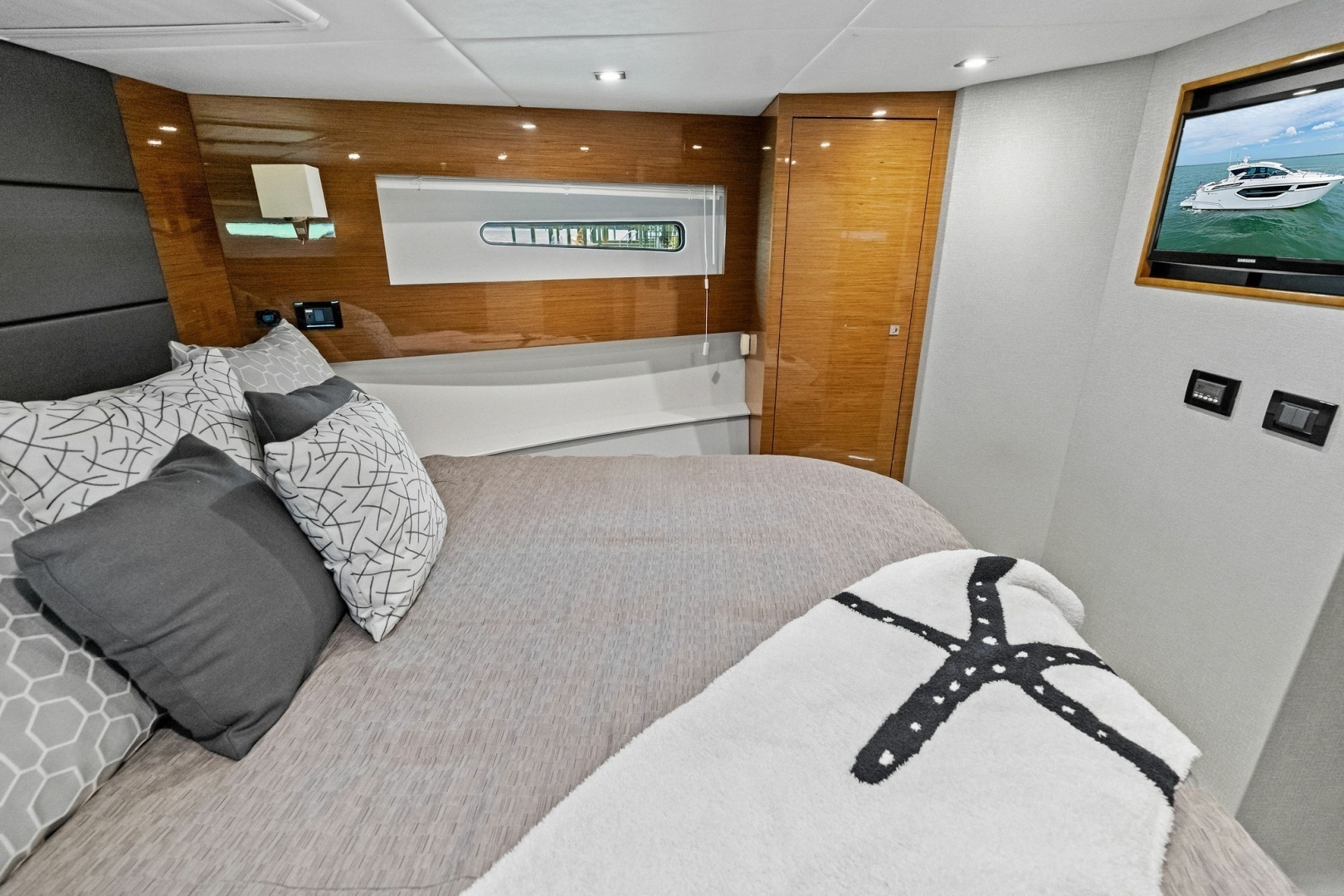 Cruisers Yachts-42 Cantius 2019-Truly Ineffable Longboat Key-Florida-United States-2019 Cruisers Yachts 42 Cantius Truly Ineffable-6277737 | Thumbnail