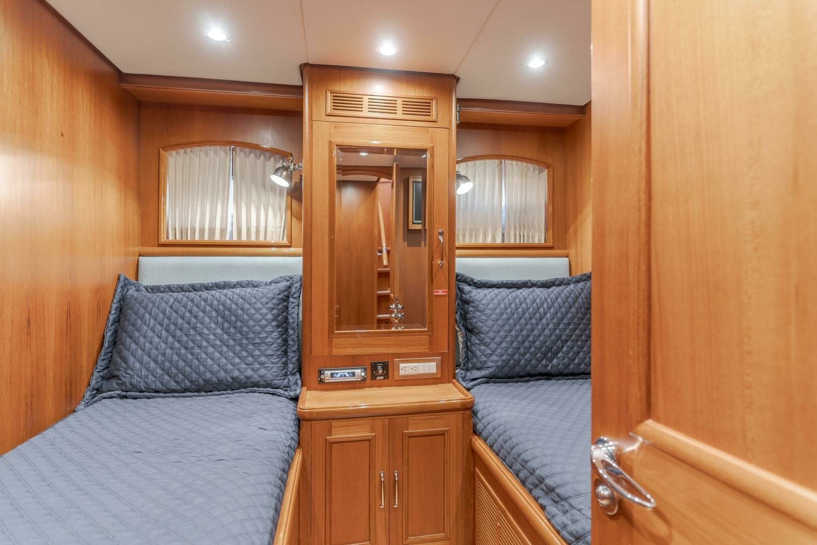 Grand Banks-59 Aleutian RP 2008-TINTAGEL Long Beach-California-United States-2008 Grand Banks 59 Aleutian RP TINTAGEL: Twin Guest Cabin with Wood Finish-6921114 | Thumbnail