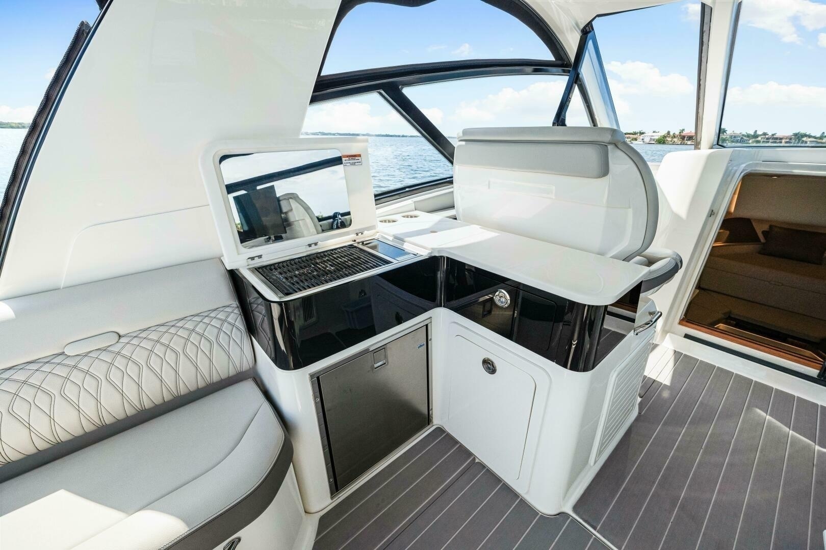 Sea Ray-370 Sundancer 2022-Golden Ticket Sarasota-Florida-United States-2022 Sea Ray 370 OB -6287891 | Thumbnail